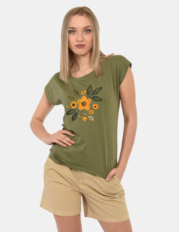 T-shirt Yes Zee Verde - T-shirt su base verde militare con stampa floreale ricamata in tonalità verde e arancione. La vestib