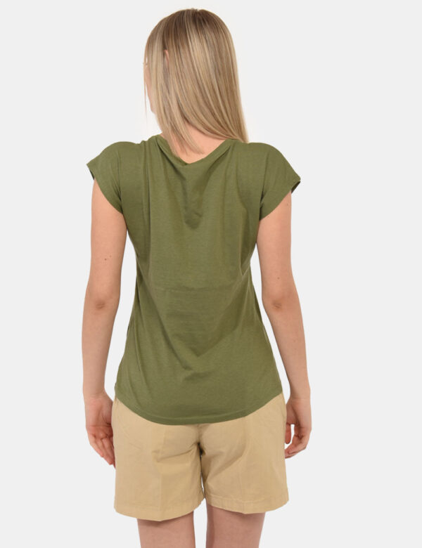 T-shirt Yes Zee Verde - T-shirt su base verde militare con stampa floreale ricamata in tonalità verde e arancione. La vestib