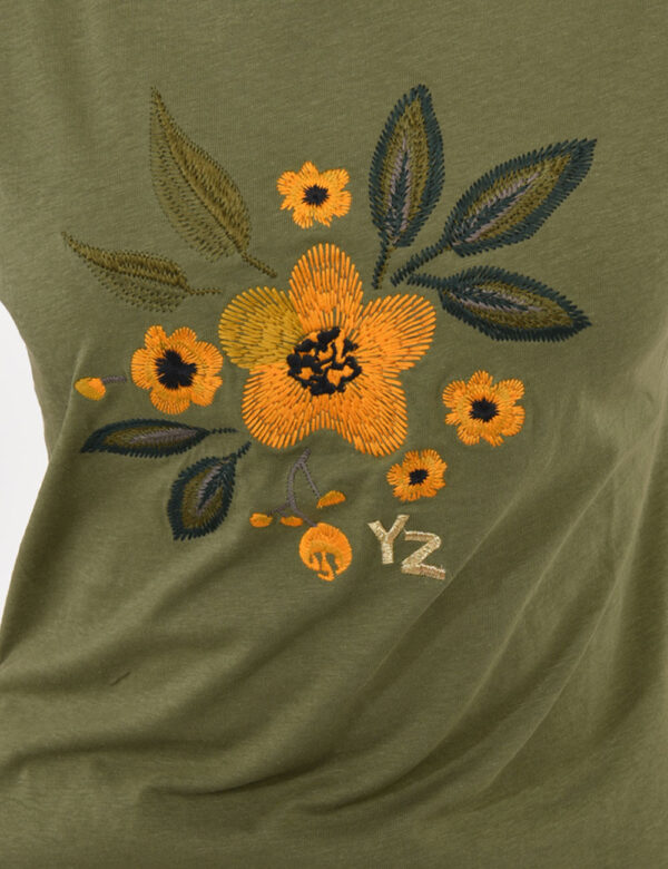 T-shirt Yes Zee Verde - T-shirt su base verde militare con stampa floreale ricamata in tonalità verde e arancione. La vestib