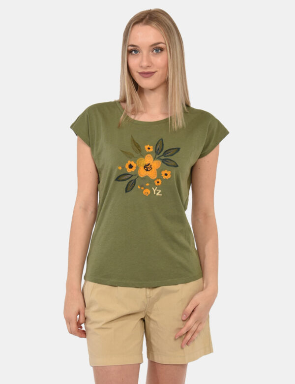 T-shirt Yes Zee Verde - T-shirt su base verde militare con stampa floreale ricamata in tonalità verde e arancione. La vestib