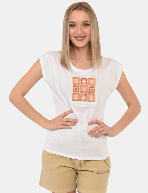 T-shirt Yes Zee Bianco - T-shirt su base bianca con stampa ricamata in tonalità beige. La vestibilità è morbida e regolare.