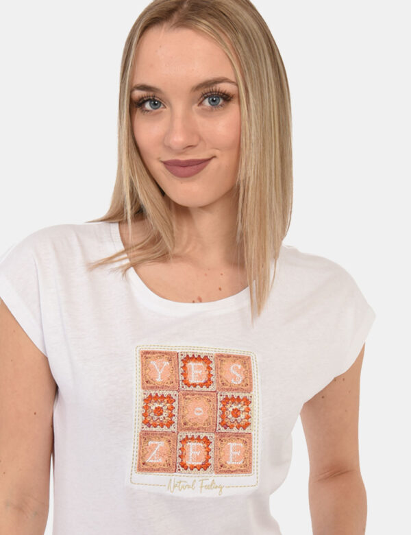 T-shirt Yes Zee Bianco - T-shirt su base bianca con stampa ricamata in tonalità beige. La vestibilità è morbida e regolare.