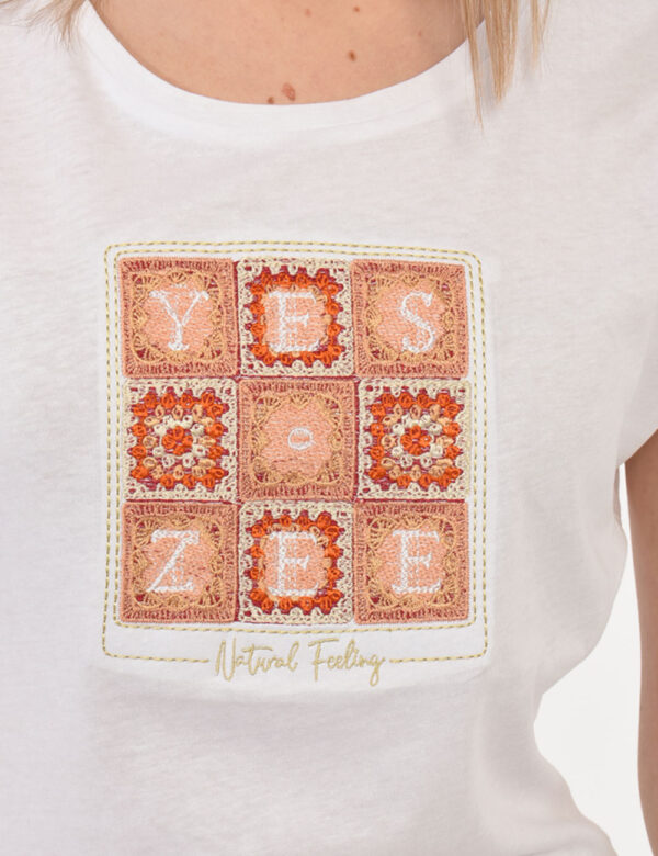 T-shirt Yes Zee Bianco - T-shirt su base bianca con stampa ricamata in tonalità beige. La vestibilità è morbida e regolare.
