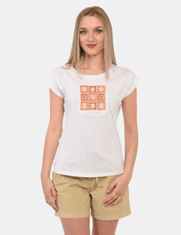 T-shirt Yes Zee Bianco - T-shirt su base bianca con stampa ricamata in tonalità beige. La vestibilità è morbida e regolare.