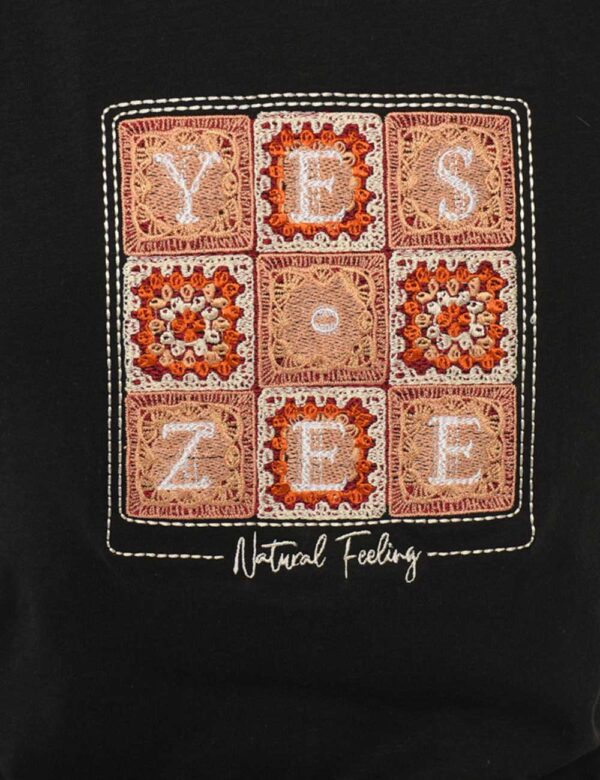 T-shirt Yes Zee Nero - T-shirt su base nera con stampa ricamata in tonalità beige. La vestibilità è morbida e regolare. La t