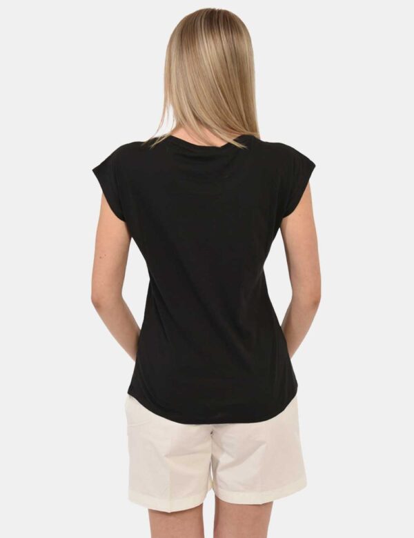 T-shirt Yes Zee Nero - T-shirt su base nera con stampa ricamata in tonalità beige. La vestibilità è morbida e regolare. La t