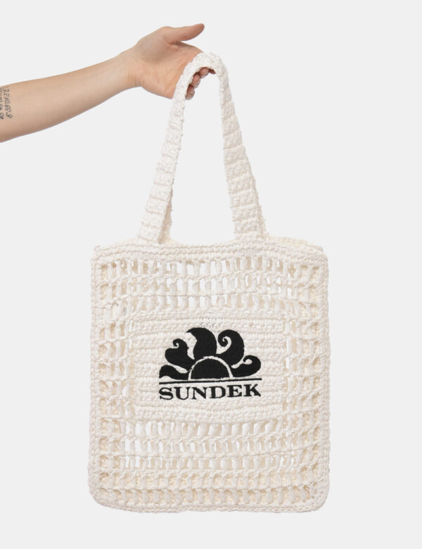 Borsa Sundek Bianco - Originale borsa mare in carta ed in total bianco con logo brand ricamato nero. L'accessorio si present