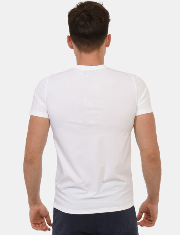 T-shirt Bramante Bianco - T-shirt classica in total bianco ed in tessuto lucido. Presente girocollo regolare. La vestibilità