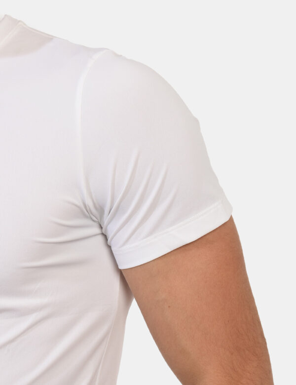 T-shirt Bramante Bianco - T-shirt classica in total bianco ed in tessuto lucido. Presente girocollo regolare. La vestibilità