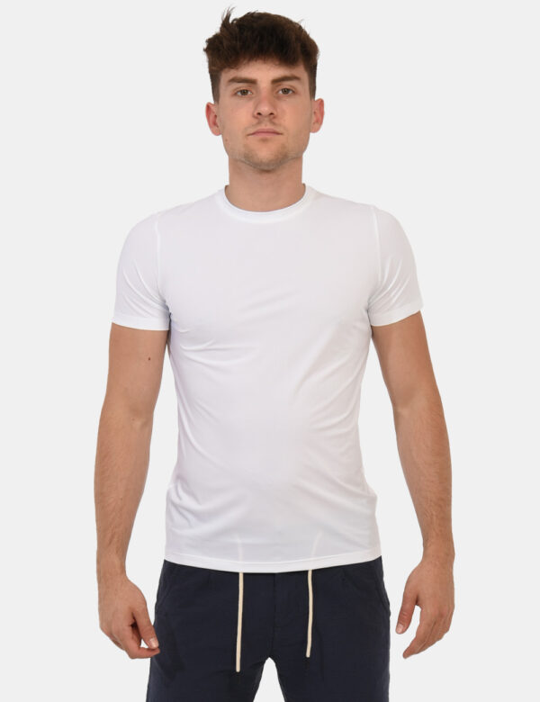 T-shirt Bramante Bianco - T-shirt classica in total bianco ed in tessuto lucido. Presente girocollo regolare. La vestibilità