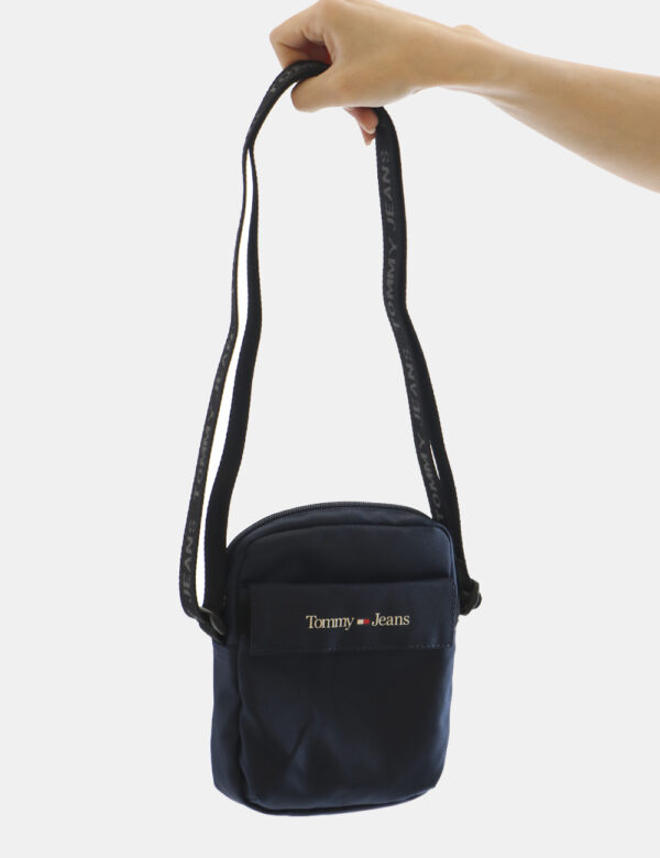 Borsello Tommy Hilfiger Blu - Borsello Nylon style, con logo stampato su reves della tasca strap frontale. Presenta tracolla