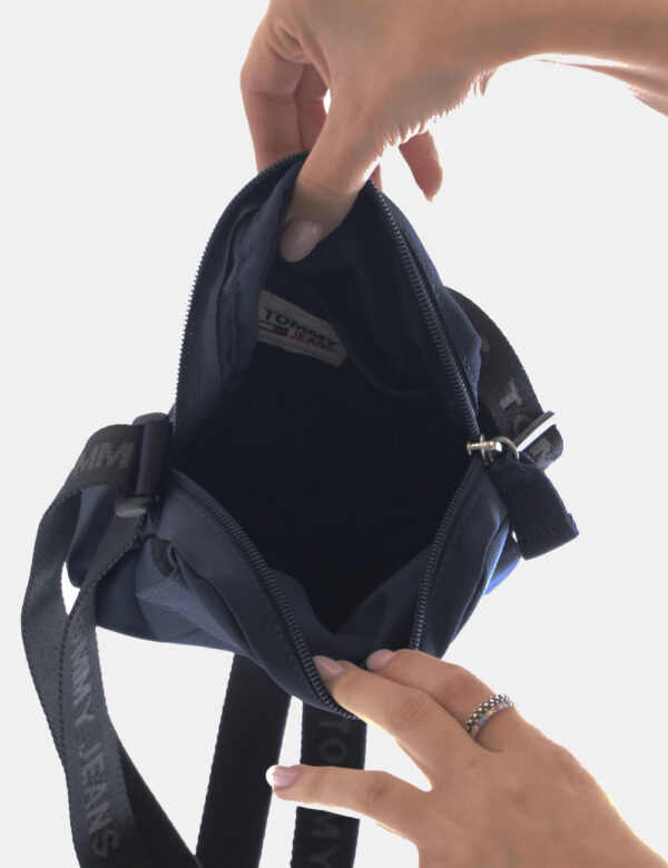 Borsello Tommy Hilfiger Blu - Borsello Nylon style, con logo stampato su reves della tasca strap frontale. Presenta tracolla