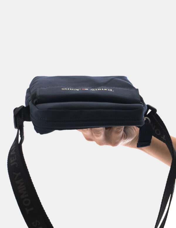 Borsello Tommy Hilfiger Blu - Borsello Nylon style, con logo stampato su reves della tasca strap frontale. Presenta tracolla