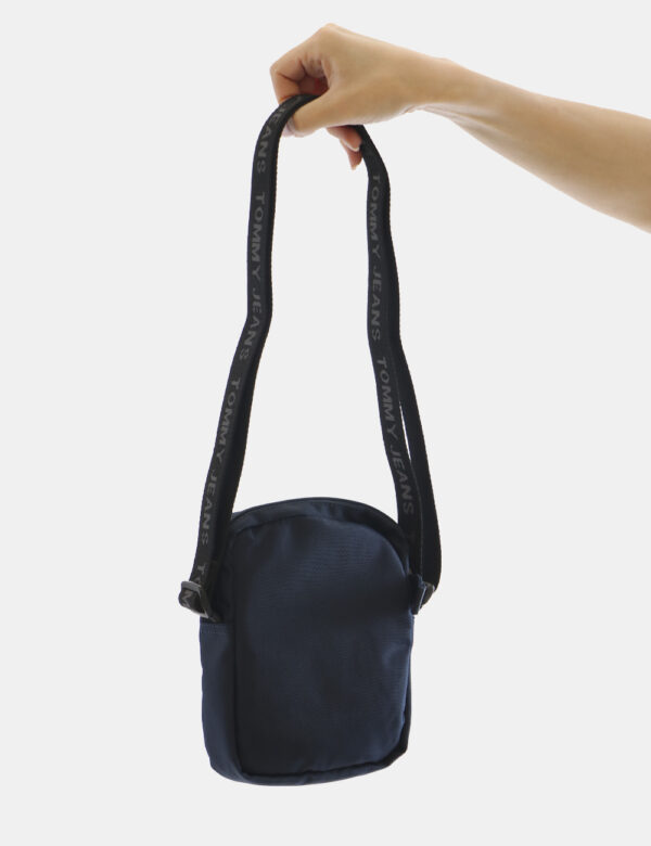 Borsello Tommy Hilfiger Blu - Borsello Nylon style, con logo stampato su reves della tasca strap frontale. Presenta tracolla