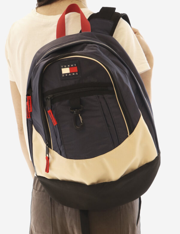 Zaino Tommy Hilfiger Blu - Zaino Nylon style blu, ghiaccio e dettagli rossi. Presente logo frontale Tommy Jeans con iconica