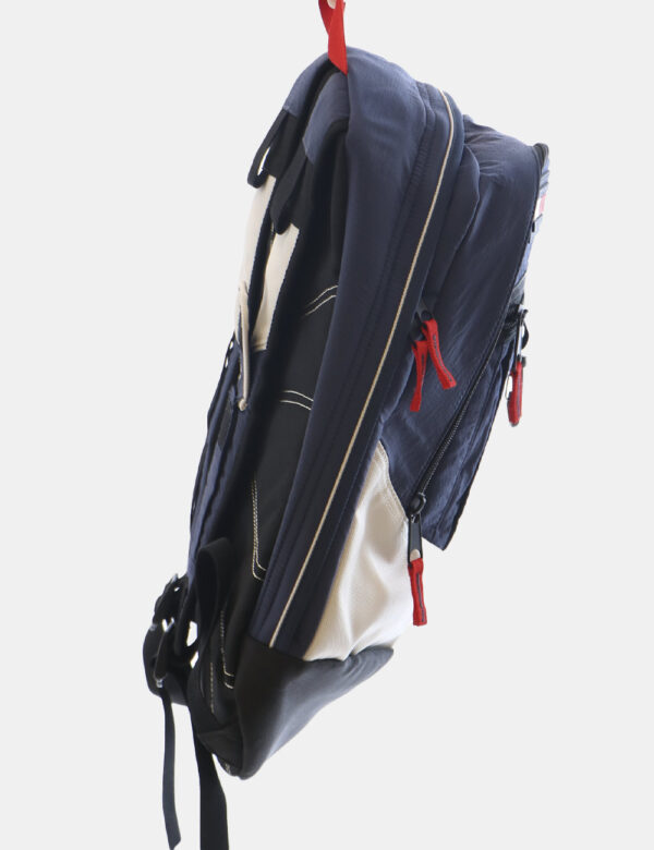 Zaino Tommy Hilfiger Blu - Zaino Nylon style blu, ghiaccio e dettagli rossi. Presente logo frontale Tommy Jeans con iconica
