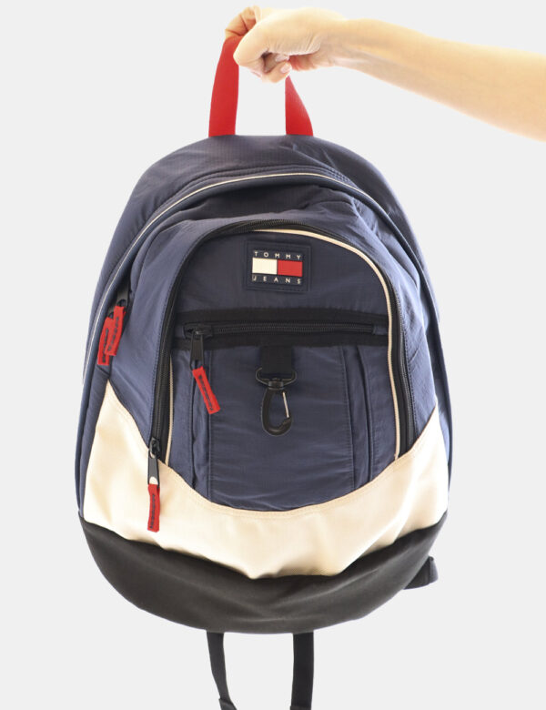 Zaino Tommy Hilfiger Blu - Zaino Nylon style blu, ghiaccio e dettagli rossi. Presente logo frontale Tommy Jeans con iconica