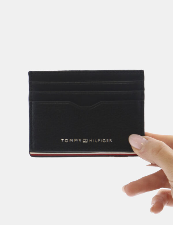 Portafogli Tommy Hilfiger Blu - Portacarte con sette slot per documenti e banconote. Modello in pelle battuta con logo argen