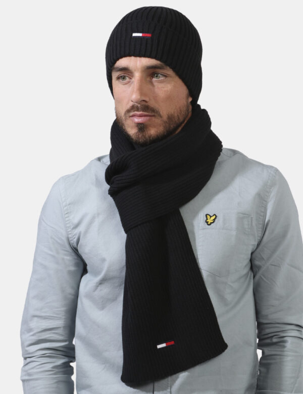 Sciarpa Tommy Hilfiger nero - COMPOSIZIONE E VESTIBILITÀ:50% acrilico 50% cotoneCONSIGLI DI STILE:Sciarpa in maglina in tota