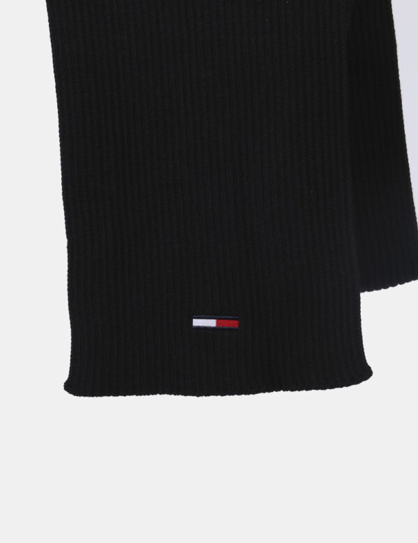 Sciarpa Tommy Hilfiger nero - COMPOSIZIONE E VESTIBILITÀ:50% acrilico 50% cotoneCONSIGLI DI STILE:Sciarpa in maglina in tota