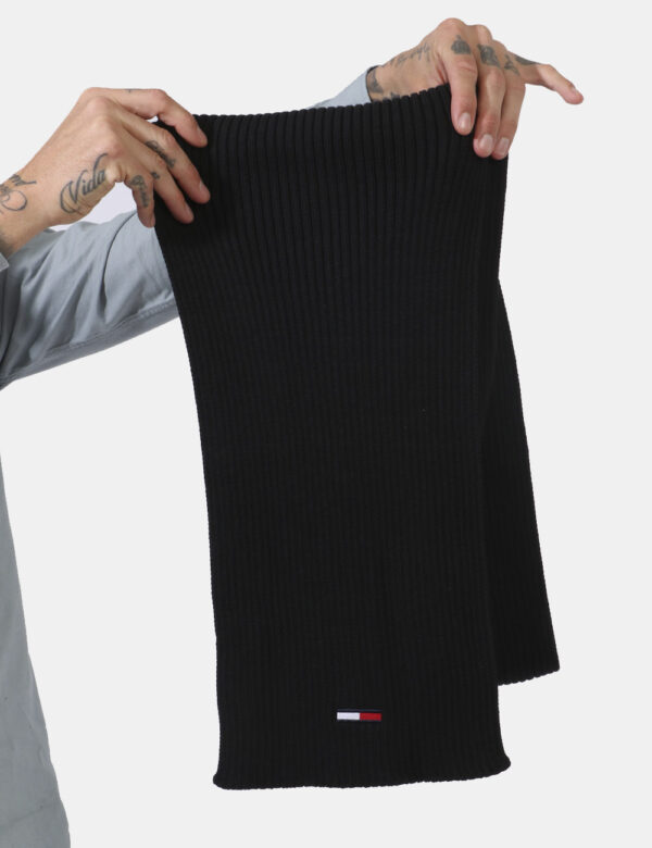 Sciarpa Tommy Hilfiger nero - COMPOSIZIONE E VESTIBILITÀ:50% acrilico 50% cotoneCONSIGLI DI STILE:Sciarpa in maglina in tota
