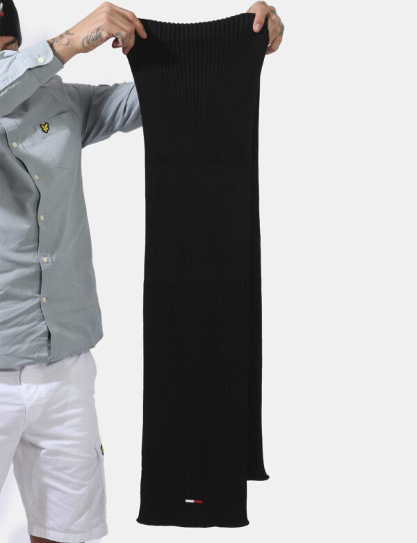 Sciarpa Tommy Hilfiger nero - COMPOSIZIONE E VESTIBILITÀ:50% acrilico 50% cotoneCONSIGLI DI STILE:Sciarpa in maglina in tota
