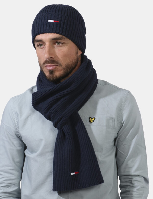 Sciarpa Tommy Hilfiger blu - COMPOSIZIONE E VESTIBILITÀ:50% acrilico 50% cotoneCONSIGLI DI STILE:Sciarpa in maglina in total