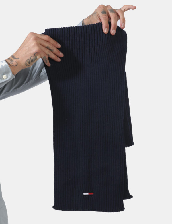 Sciarpa Tommy Hilfiger blu - COMPOSIZIONE E VESTIBILITÀ:50% acrilico 50% cotoneCONSIGLI DI STILE:Sciarpa in maglina in total