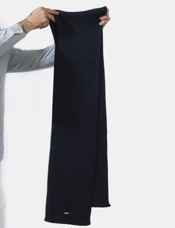 Sciarpa Tommy Hilfiger blu - COMPOSIZIONE E VESTIBILITÀ:50% acrilico 50% cotoneCONSIGLI DI STILE:Sciarpa in maglina in total