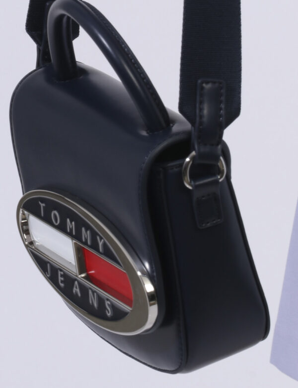 Borsa Tommy Hilfiger Blu - Borsa a tracolla di piccole dimensioni, rigida ed in total blu notte. Presente logo brand in meta