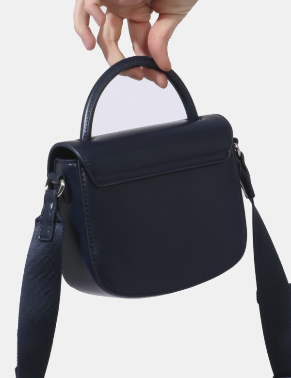 Borsa Tommy Hilfiger Blu - Borsa a tracolla di piccole dimensioni, rigida ed in total blu notte. Presente logo brand in meta