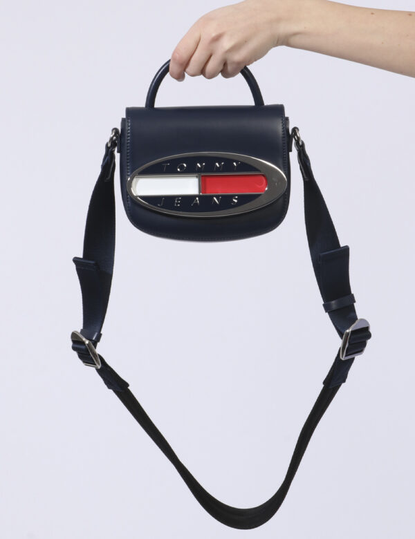 Borsa Tommy Hilfiger Blu - Borsa a tracolla di piccole dimensioni, rigida ed in total blu notte. Presente logo brand in meta
