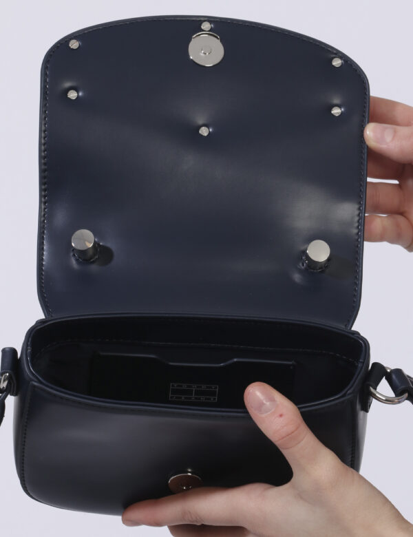 Borsa Tommy Hilfiger Blu - Borsa a tracolla di piccole dimensioni, rigida ed in total blu notte. Presente logo brand in meta