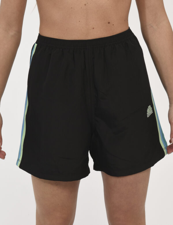 Shorts Sundek Nero - Shorts da spiaggia in total nero con righe laterali in verde e azzurro. Presenti tasche a taglio trasve