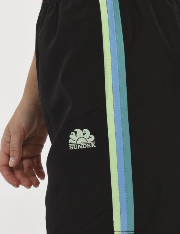 Shorts Sundek Nero - Shorts da spiaggia in total nero con righe laterali in verde e azzurro. Presenti tasche a taglio trasve