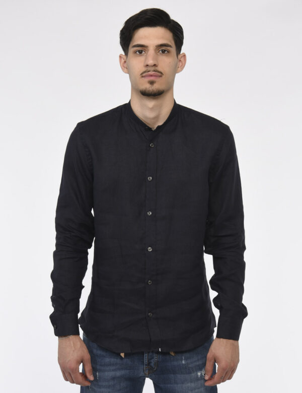 Camicia Gazzarrini Blu - Camicia in lino in total blu navy. La vestibilità è morbida e pratica grazie a bottoni ad asola sul
