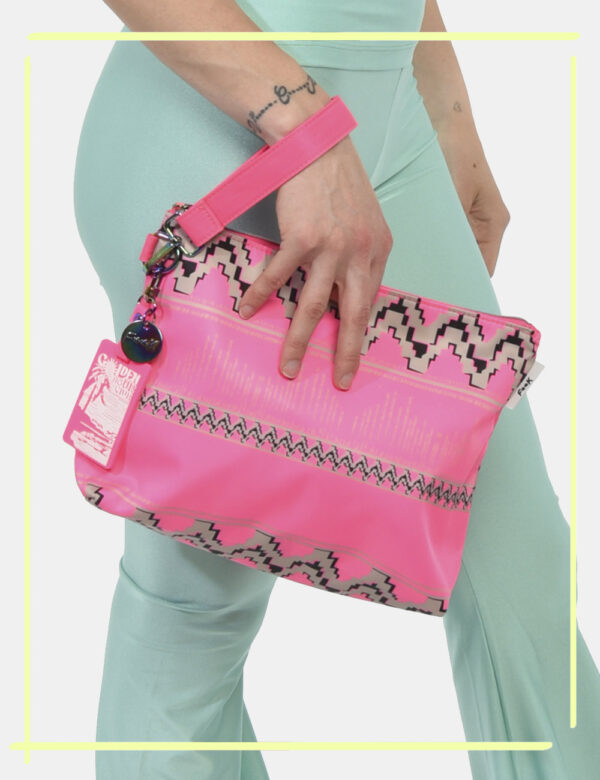 Pochette F**K Rosa - Pochette su base rosa shocking con fantasia marrone. L'accessorio ha forma rettangolare ed una pratica