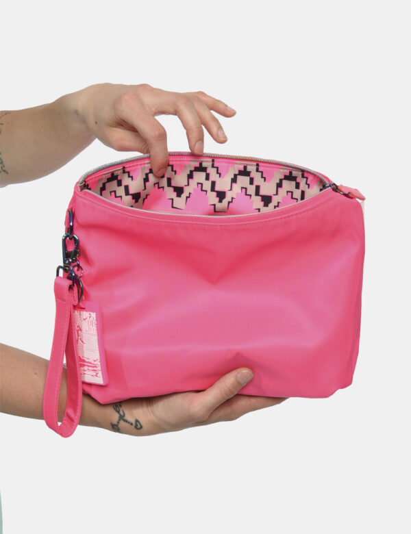 Pochette F**K Rosa - Pochette su base rosa shocking con fantasia marrone. L'accessorio ha forma rettangolare ed una pratica