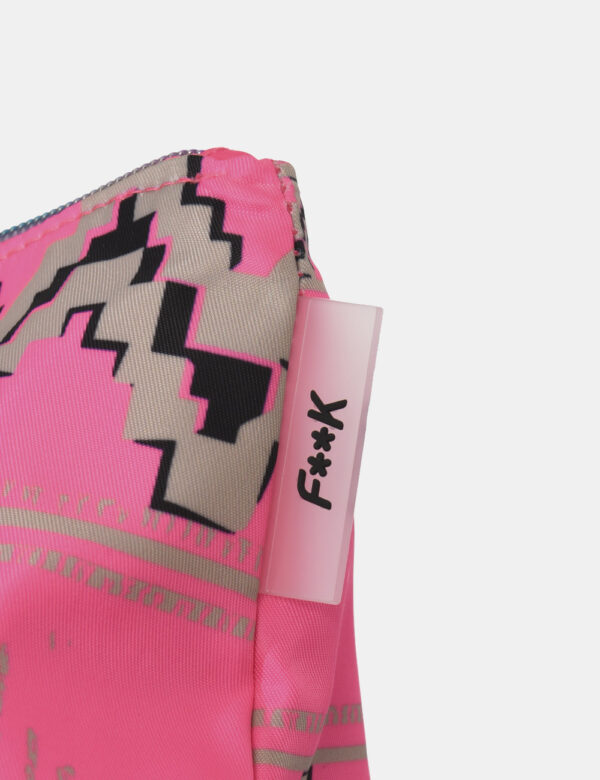 Pochette F**K Rosa - Pochette su base rosa shocking con fantasia marrone. L'accessorio ha forma rettangolare ed una pratica