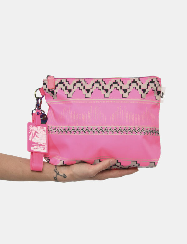 Pochette F**K Rosa - Pochette su base rosa shocking con fantasia marrone. L'accessorio ha forma rettangolare ed una pratica
