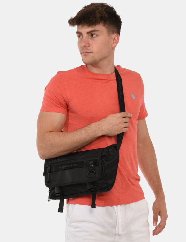 Borsello Calvin Klein Nero - Borsello da uomo di grandi dimensioni in total nero con piccolo logo brand coordinato. Presente
