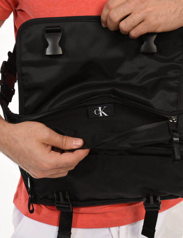 Borsello Calvin Klein Nero - Borsello da uomo di grandi dimensioni in total nero con piccolo logo brand coordinato. Presente