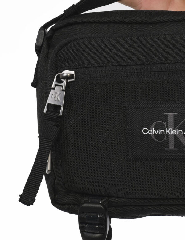 Borsello Calvin Klein Nero - Borsello da uomo in total nero con piccolo logo brand coordinato. Presente scompartimento centr