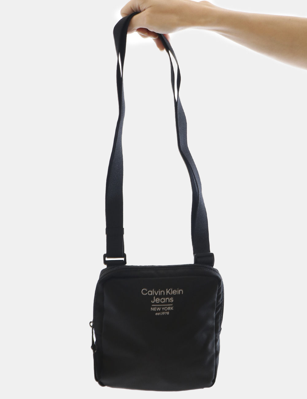 K50K510100-SU_BDS_PE24_1 Borsello Calvin Klein Nero - Borsello da uomo in total nero con piccolo logo brand bianco. Presente un unico scompartimento