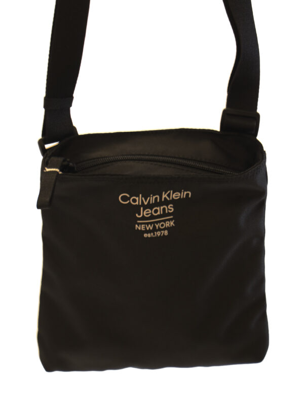 Borsello Calvin Klein Nero - Borsello da uomo in total nero con piccolo logo brand bianco. Presente un unico scompartimento