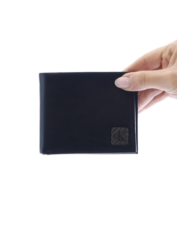 Portafogli Calvin Klein Nero - Portafogli classico di piccole dimensioni in total nero. Presente doppio scompartimento apert