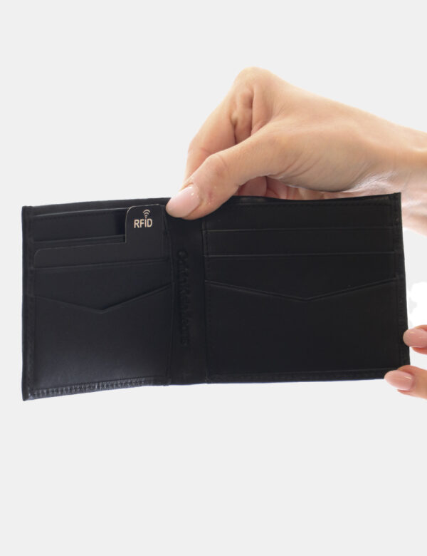 Portafogli Calvin Klein Nero - Portafogli classico di piccole dimensioni in total nero. Presente doppio scompartimento apert