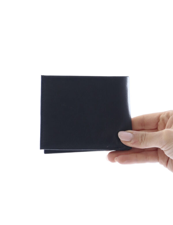 Portafogli Calvin Klein Nero - Portafogli classico di piccole dimensioni in total nero. Presente doppio scompartimento apert
