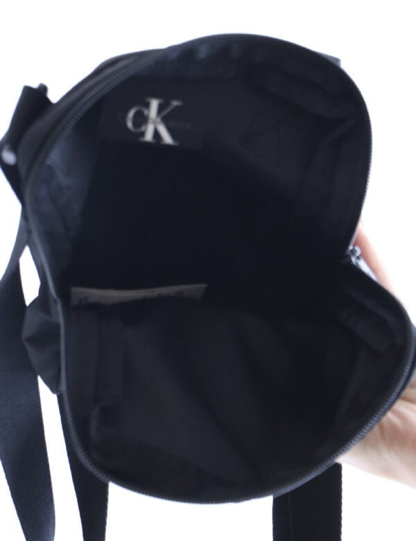 Borsello Calvin Klein Nero - Borsello da uomo in total nero con piccolo patch logo brand bianco. Presente un unico scomparti