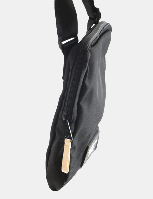 Borsello Calvin Klein Nero - Borsello da uomo in total nero con piccolo patch logo brand bianco. Presente un unico scomparti